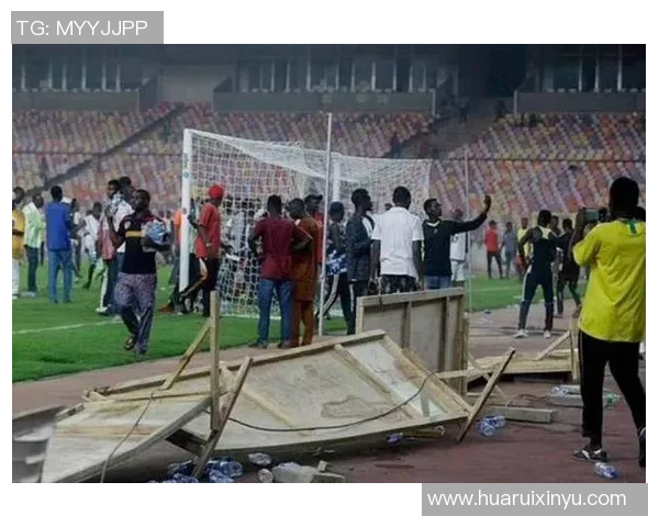 疯狂球迷冲进球场挥拳打球星引发足球赛场巨大混乱风波