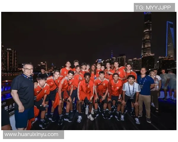 全球足球巨星齐聚一堂 豪华合照展现绿茵场上的辉煌瞬间