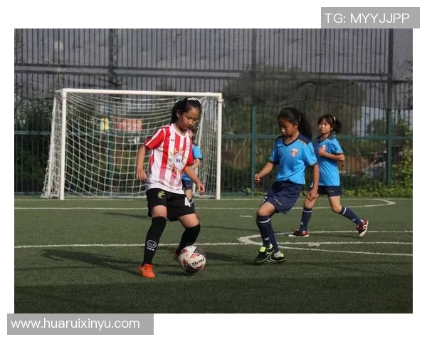 黑人球星女友踏上绿茵场展现风采 成为足球界新星背后的强力支撑 黑人球星女友踏上绿茵场展现风采 成为足球界新星背后的强力支撑